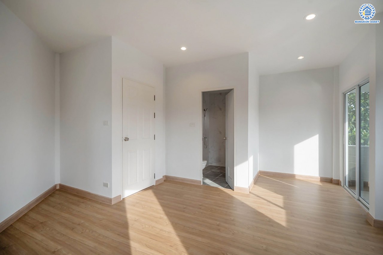 บ้านมือสองตกแต่งใหม่ โครงการ เศรณีลากูน วัดลาดปลาดุก หลังมุม ตอบโจทย์ทุกการใช้ชีวิต เนื้อที่ 59.9 ตร.ว. ฟังก์ชัน 3 ห้องนอน 3 ห้องน้ำ ทำเลเดินทางง่าย สะดวกสบายใกล้รถไฟฟ้าสายสีม่วง "สถานีคลองบางไผ่" ทางด่วน "กาญจนาภิเษก" และห้างสรรพสินค้าเซ็นทรัลเวสต์เกต